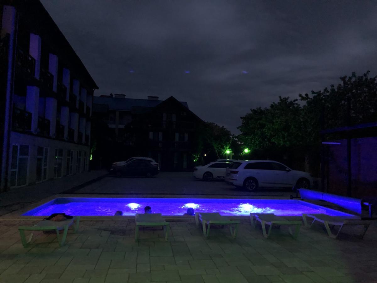Веселий Кут Hotel Zaliznyy Port Exterior foto
