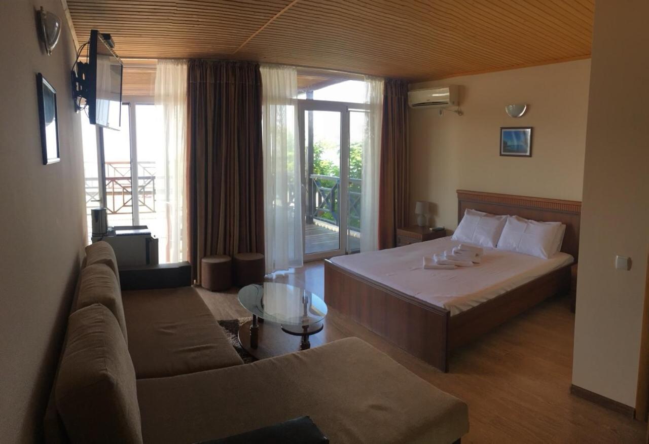 Веселий Кут Hotel Zaliznyy Port Exterior foto